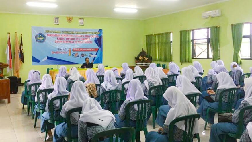 Saat pelajar SMAN 1 Babadan diberi materi tentang ilmu Jurnalistik