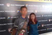 Orang Tua bayi usai buat laporan di Polres Trenggalek, Mukono (46) dan Adelia (17)