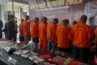 Para tersangka dihadirkan saat pers rilis di halaman Polres Trenggalek 