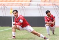 Saat Bupati Trenggalek, Mochamad Nur Arifin lakukan pemanasan sebelum bermain sepak bola