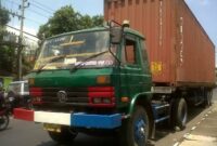 Ilustrasi gambar truk kontainer berhenti di bahu jalan (istimewa)
