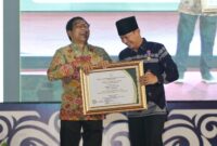 Saat Bupati Trenggalek Mochamad Nur Arifin menerima penghargaan dari Kemendes PDTT