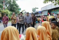 Saat Wakil Bupati Trenggalek Syah Mohammad Natanegara dampingi kedatangan tim penilai lomba Bulan Bakti Gotong Royong Masyarakat Provinsi Jawa Timur di Desa Suruh