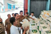 Situasi saat Wabup Trenggalek tinjau stok beras di gudang Bulog Karangsuko