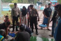 Saat tim medis mencoba menyelamatkan nyawa ketiga anak di kolam renang Tirta Jwalita, Kabupaten Trenggalek