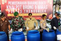 Saat Forkompinda Trenggalek secara simbolis musnahkan barang bukti di halaman Polres Trenggalek 