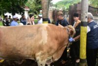 Saat Bupati Trenggalek, Mochamad Nur Arifin menyerahkan hewan kurbannya kepada Takmir Masjid Agung Baiturrahman Trenggalek