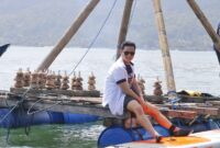 Saat Bupati Trenggalek menyiapkan batok kelapa yang akan ditenggelamkan ke dasar laut