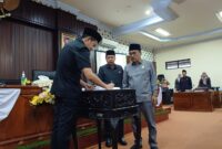 Saat Wakil Bupati Trenggalek Syah Muhammad Natanegara tandatangani draf LPj dihadapan ketua DPRD Trenggalek Samsul Anam