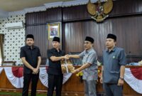 Ketua DPRD Trenggalek berikan draf hasil Rekomendasi LKPj Bupati tahun 2022