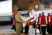 Saat Bupati Trenggalek mengukuhkan Novita Hardini sebagai Ketua Kelompok Wanita Tani (KWT) 