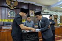 Ketua DPRD Trenggalek dan Bupati Trenggalek menandatangani nota kesepakatan KUA-PPAS Perubahan dan KUA-PPAS APBD 2024 saat Sidang Paripurna 