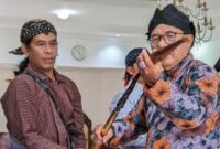 Pelaku Budaya melakukan pembersihan pada pusaka yang dimiliki Pemkab Trenggalek