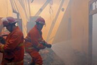 Tim Pemadam Kebakaran Trenggalek berupaya memadamkan api yang membakar tiga rumah di Kecamatan Watulimo, Kabupaten Trenggalek. Doc. Damkar Trenggalek 