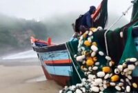 Kondisi kapal yang karam dengan ABK sedang merapikan kapal