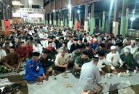 Para nelayan PPN Prigi riuh merapatkan lutut saat doa bersama atas rentetan tragedi yang menimpa nelayan laut selatan.