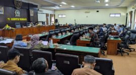 Situati rapat Badan Anggaran dengan pimpinan DPRD Trenggalek di aula Graha Paripurna