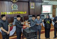 Serah terima nota R-APBD 2024 saat Rapat Paripurna antara Ketua DPRD Trenggalek dengan Bupati Trenggalek