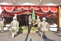 Wakil Bupati Trenggalek terima Pataka Jer Basuki Mawa Beya untuk diinapkan satu hari di Pendapa sebelum di berangkatkan menuju Tulungagung