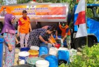 Saat petugas BPBD melakukan dropping air bersih pada masyarakat yang dilanda bencana kekeringan. Sumber : BPBD Trenggalek