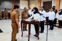 Bupati Trenggalek menandatangani Surat Keputusan pengangkatan 47 PPPK fungsional teknis di gedung Bhawarasa