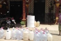 Antran jerigen di depan salah satu rumah warga Desa Wonoanti, Kecamatan Gandusari, Kabupaten Trenggalek.
