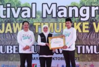 Wakil Bupati Trenggalek Syah Muhammad Natanegara mewakili Pemkab Trenggalek menerima apresiasi dari Gubernur Jatim Khofifah Indar Parawansa saat mengikuti Festival Mangrove Jatim ke-V di Romokalisari Adventure Land. (Foto : Prokopim Trenggalek)