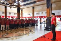 Bupati Trenggalek Mochamad Nur Arifin tengah memberikan pembekalan pada puluhan pilar sosial sebelum diberangkatkan menuju Kabupaten Madiun.