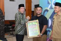 Wakil Bupati Trenggalek, Syah Muhammad Natanegara memberikan cindera mata dan sejumlah uang pembinaan pada peserta yang dinyatakan lokos seleksi perlombaan.