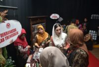 Unjuk Gigi di Hadapan Ibu Presiden, Ketua Dekranasda Trenggalek Pamer Batik