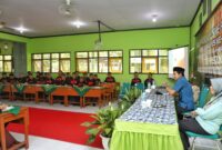 Wakil Bupati Trenggalek Syah Muhammad Natanegara tengah memberikan pembekalan peda Komando Pasukan Khusus SMA Negeri 2 Trenggalek tentang pentingnya atittude dalam meraih cita-cita. (Foto : Prokopim Trenggalek)