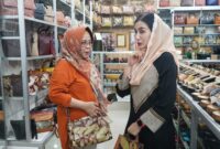 Ketua Dewan Kerajinan Nasional Daerah Kabupaten Trenggalek, Novita Hardini (Baju Hitam) tengah memilih produk kerajinan kulit di Kabupaten Magetan. (Foto : Prokopim Trenggalek)