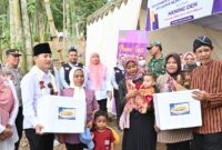 Bupati Trenggalek Mochamad Nur Arifin berikan paket ikan secara simbolis ke beberapa keluarga saat kegiatan Mening Deh di Desa Suren Lor, Kecamatan Bendungan, Kabupaten Trenggalek. (Foto : Prokopim Trenggalek)