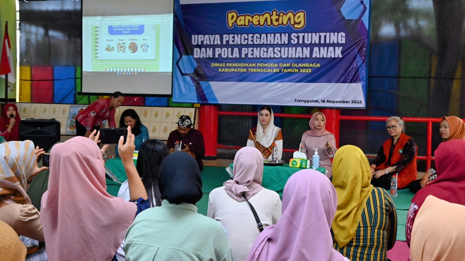 Bunda PAUD Trenggalek, Novita Hardini memberikan pembekalan pada wali murid TK Pembina akan pentingnya menjaga masa kekanak-kanakan. (Foto : Prokopim Trenggalek)
