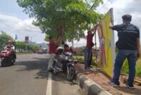 Petugas dari Badan Pengawas Pemilihan Umum Kabupaten Trenggalek mencopoti baliho Calon Legislatif di jalan Sukarno-Hatta Trenggalek.