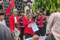 Gerakan Mahasiswa Nasional Indonesia (GMNI) Trenggalek gelar aksi damai di depan gedung DPRD Trenggalek. Mereka mengkritisi kinerja Bupati dan Wakil Bupati Trenggalek yang dinilai belum sesuai visi-misi saat kampanye dulu.