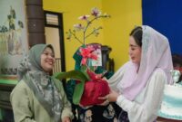 Ketua Tim Penggerak PKK Trenggalek, Novita Hardini buka pelatihan budidaya bunga Anggrek di Kecamatan Watulimo. (Foto : Prokopim Trenggalek)