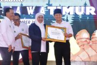 Saat Bupati Trenggalek, Mochamad Nur Arifin bersama 2 gapoktanhut yang juga asal Trenggalek menerima penghargaan dari Gubernur Jatim, Khofifah Indar Parawansa dalam kegiatan Jambore Perhutanan Sosial se-Jawa Timur di Ubaya Training Center, Trawas, Kabupaten Mojokerto. (Foto : Prokopim Trenggalek)