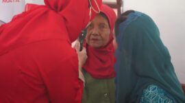 Ketua Ketua Tim PKK Trenggalek Novita Hardini (baju biru) dampingi seorang nenek periksa kesehatan mata