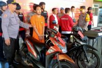 Foto : Kapolres Trenggalek (Kiri), Tersangka IB (Tengah) beserta barang bukti saat Konferensi Pers di Mapolres Trenggalek