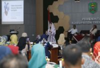 Ketua Dekranasda Trenggalek, Novita Hardini berikan tips dalam meningkatkan usaha kepada 200 UMKM. (Foto : Doc. Prokopim Trenggalek)