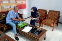 Sekretaris DPC Demokrat Trenggalek, Sugeng Dwi Riyono mengantarkan kadernya lapor ke Bawaslu terkait viralnya voice note yang diduga kuat merupakan suara Kepala Desa Kayen, Kecamatan Karangan.