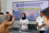 Ketua BNNK Trenggalek AKBP Suharsi saat gelar konferensi press bersama awak media