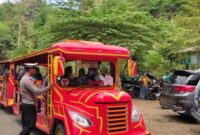 Petugas dari Satlantas Polres Trenggalek berusaha memberi edukasi kepada pengemudi sekaligus orang tua anak yang naik Kereta Kelinci (Foto : AntaraNews)