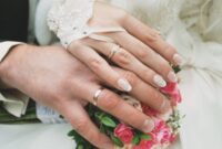 Tangan pasangan yang baru menikah dengan cincin kawin (Foto : istockphoto.com)