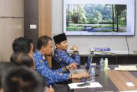 Bupati Trenggalek Moch. Nur Arifin sedang melakukan diskusi dengan Dinas PUPR