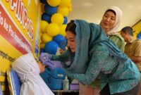 Ketua TP PKK Kabupaten Trenggalek Novita Hardini teteskan vaksin polio pada anak