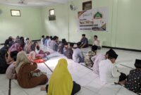 Murid Sekolah Dasar Negeri 2 Kedunglurah, Trenggalek saat melakukan giat dalam memperingati isra' mi'raj Nabi Muhammad SAW, (Rabu, 7 Februari 2024).