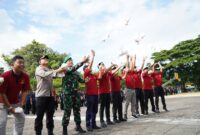 Mas Ipin (tengah) bersama Bawaslu dan Forkopimda Kabupaten Trenggalek saat Apel Siaga Pemilu Tahun 2024