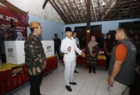 Foto Bupati Trenggalek Mochammad Nur Arifin saat meninjau kesiapan salah satu TPS di Kelurahan Surodakan, Trenggalek